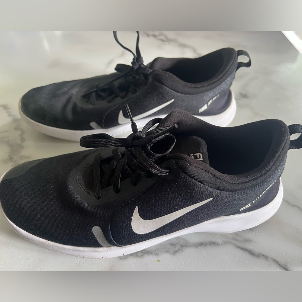 Women’s Nike charcoal/black and White Flex experience 8 Running Shoes size 9 - Picture 2 of 6